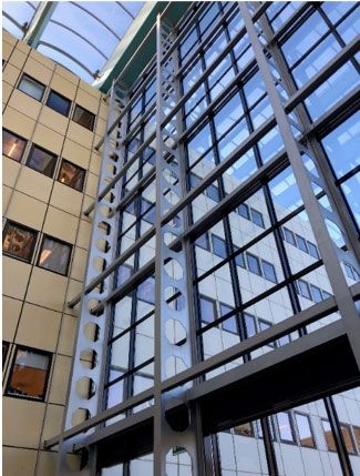 Building fa&ccedil;ade with a steel structure to withstand the windpressure.