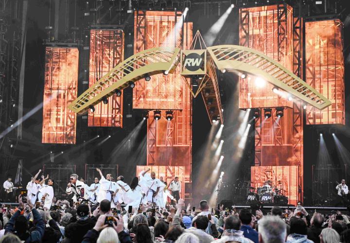 Delivering Seamless Visuals on the Road: Universal Pixels on Touring with ROE Visual