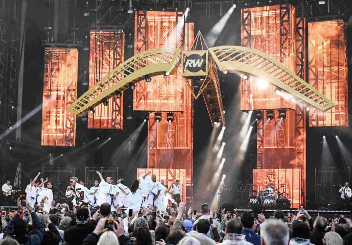 Delivering Seamless Visuals on the Road: Universal Pixels on Touring with ROE Visual